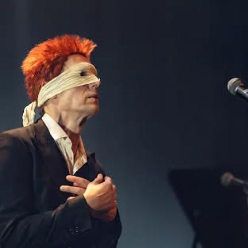 Lazarus in de Bowie tributeshow "Many returns of the day"