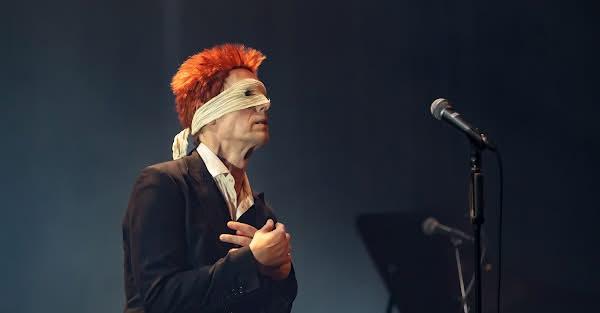 Lazarus in de Bowie tributeshow "Many returns of the day"